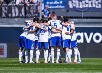 Die Mannschaft des FC Schalke 04 im Kreis vor einem Spiel. Trotz Bundesliga-Aufstieg landet der S04 bei den Fernsehgeldern offenbar nur auf Rang 17 hinter dem SC Paderborn. Foto: RHR-Foto