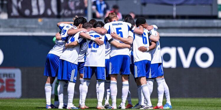 Die Mannschaft des FC Schalke 04 im Kreis vor einem Spiel. Trotz Bundesliga-Aufstieg landet der S04 bei den Fernsehgeldern offenbar nur auf Rang 17 hinter dem SC Paderborn. Foto: RHR-Foto